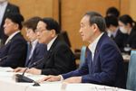 Photograph of the Prime Minister making a statement (1)