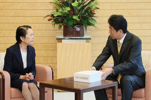 Photograph of the Prime Minister receiving the FY2017 Audit Report