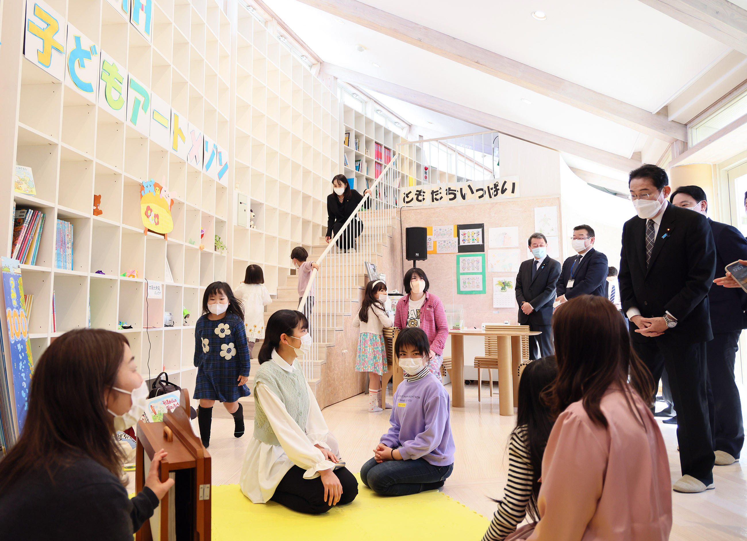 Prime Minister Kishida taking a tour of the facility (5)