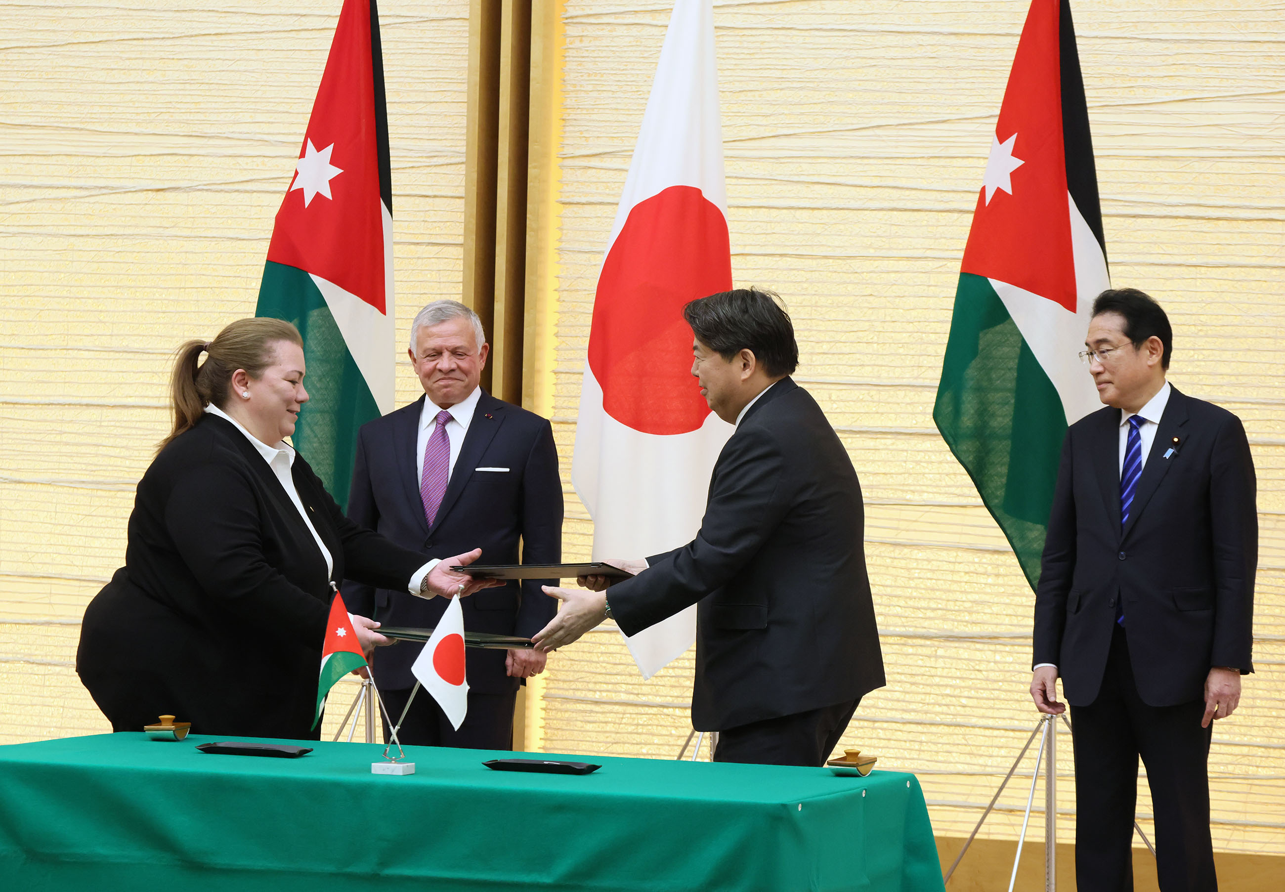 Leaders witnessing a signing ceremony (3)